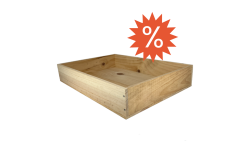 Caisse en bois en pin massif vide vue de profil avec étiquette de déstockage, idéale pour paniers garnis et présentation.