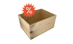 Caisse en bois en pin massif vide avec logo de promotion ou destockage, vue de face, mettant en avant le produit à prix réduit.