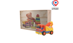 Caisse en bois de pin massif avec couvercle coulissant, dimensions intérieures 500 x 330 x 189 mm, idéale pour paniers garnis, jouets pour enfants ou coffrets cadeaux volumineux. Fabriqué en France.