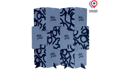 Banc en carton ondulé personnalisé avec un logo imprimé en blanc, mettant en avant la possibilité de personnalisation et le label « fabriqué en France »