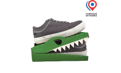 Présentoir carton made in France Présentoir en forme de crocodile en carton ondulé recyclable, conçu pour exposer une paire de chaussures