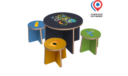 Table basse en carton alvéolaire accompagnée de ses quatre tabourets assortis, en finition gris neutre. Ensemble de mobilier écoresponsable et personnalisable, présenté dans un style minimaliste.