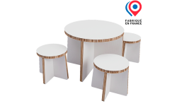 Table et 4 tabourets en carton alvéolaire. Fabrication en France. Exemple de personnalisation couleur à l'impression numérique. Meubles pour stand, événementiel, exposition...
