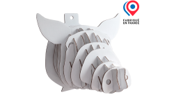 Trophée tête de cochon en carton découpé, motifs en relief. Produit en carton RSE et made in France